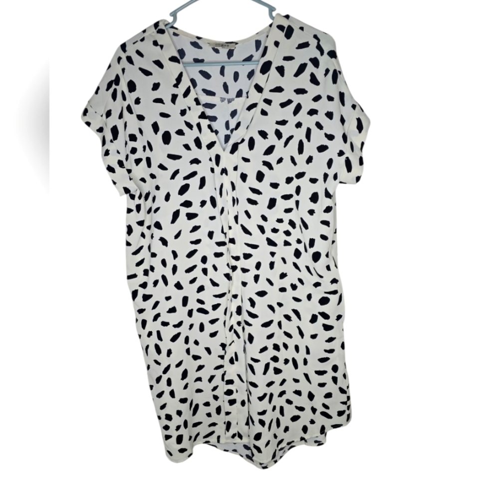 Umgee Short Sleeve V Neck Front Pleat Flowy Black And White Dress Size Medium